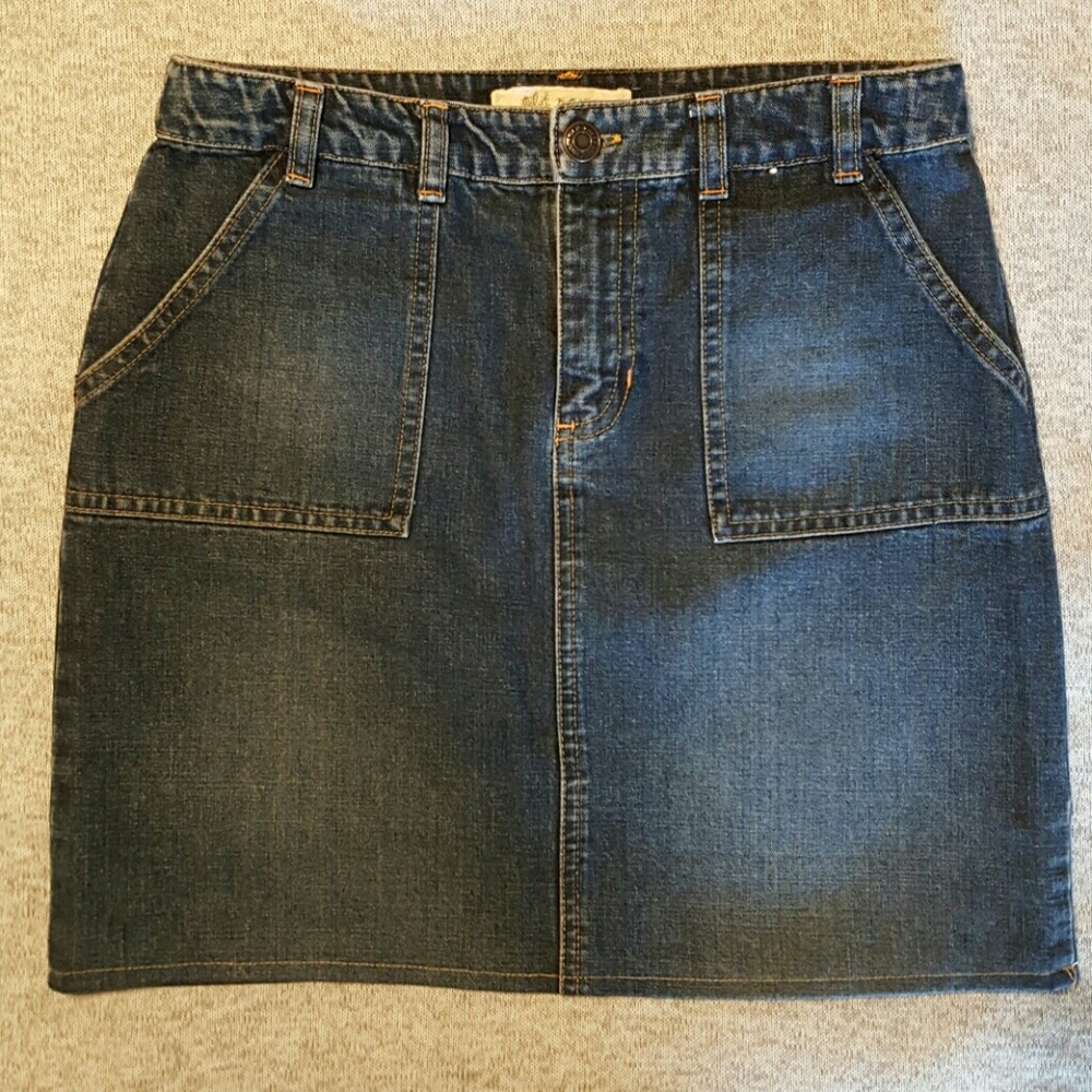 Girls sizejean skirt. Lenth15.5in, waist 13 across